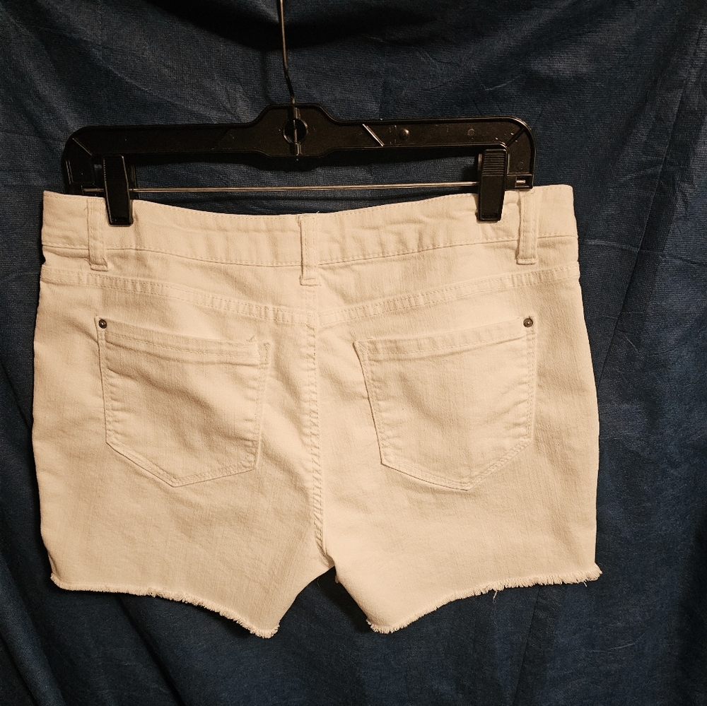 Kensie Jeans White and Red Floral Jean Shorts Size 10/30 - Picture 3 of 5